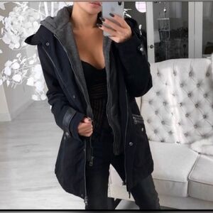 **SOLD** Woman's Heavy Black Winter Jacket W/ Hood Detachable Gray Interior